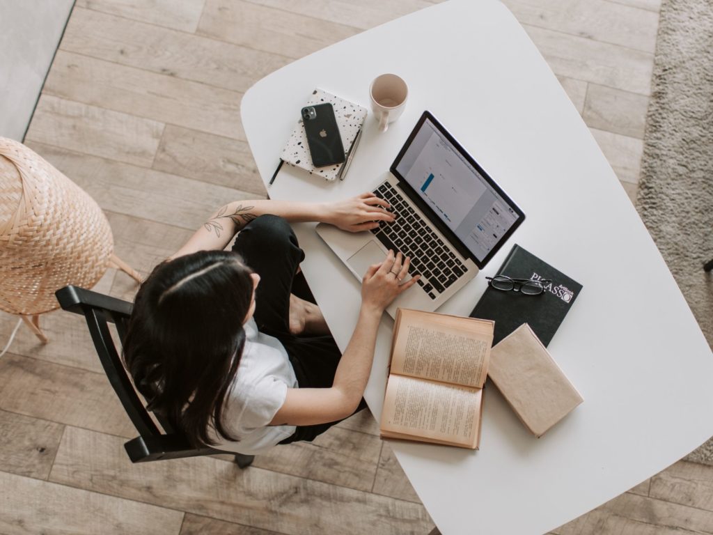 Arbeitsplatz mit Laptop von oben