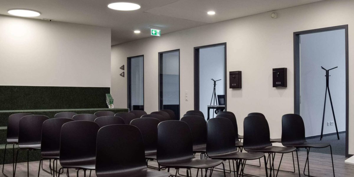 Event area with seating at SleevesUp! Darmstadt Hauptbahnhof
